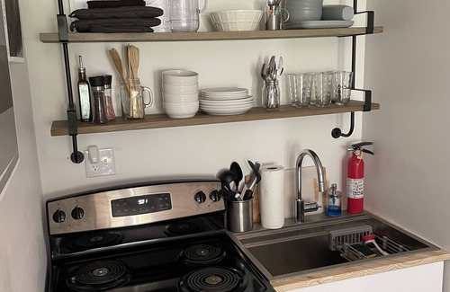 Mac Mahan House | Tranquil New Duplex Suite with Kitchen & Child Friendly Space