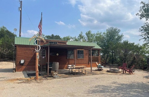 Graham Cabin | Idyllic Cabin Retreat on the Brazos – Rated 10/10!