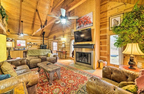New Concord House | Serene Woodsy Retreat with Deck & Kentucky Lake Access