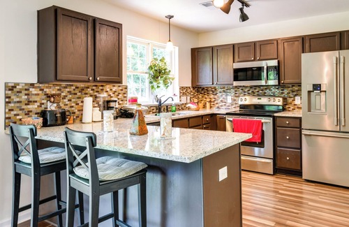 Charlotte House | Quiet Charlotte Home w/ Backyard & Grill!