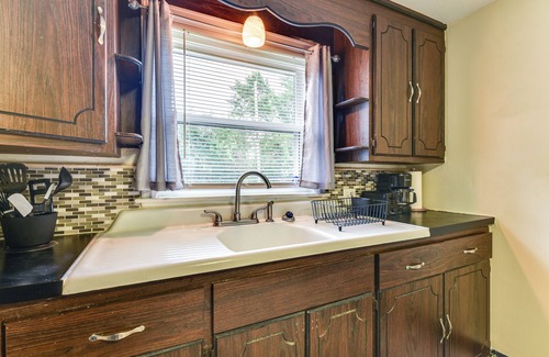 Cheektowaga Cottage | Tranquil Cheektowaga Retreat with Pool - 23 Mi to Niagara Falls