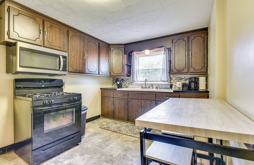 Cheektowaga Cottage | Tranquil Cheektowaga Retreat with Pool - 23 Mi to Niagara Falls