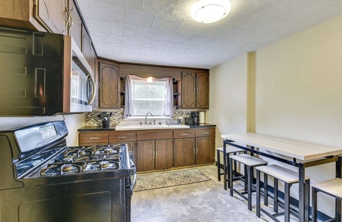 Cheektowaga Cottage | Tranquil Cheektowaga Retreat with Pool - 23 Mi to Niagara Falls