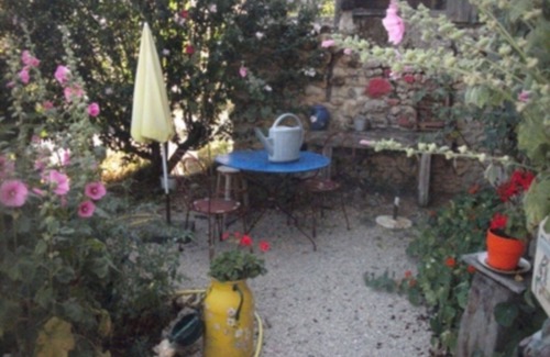 Chire-en-Montreuil House | Cozy Room with Kitchen in a Serene Setting - 10/10 Rated