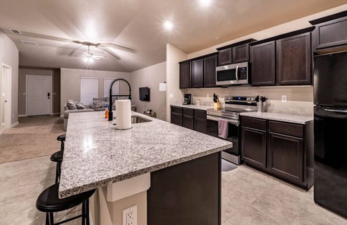 Lubbock House | Ultimate Comfort - 3BR/2BA with Breakfast & Family Amenities