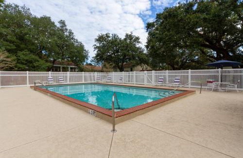Northeast Pensacola Apartment | Relaxing Condo Near Downtown Pensacola with Pool & Spa