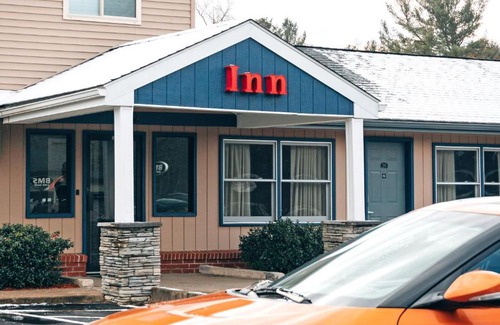 Brooklyn Hotel | Peaceful Stay at Quiet Corner Inn: 9/10 Guest Rated