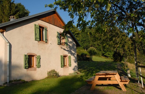 Fraize House | Serene Cottage Retreat with Pool and Lake Views