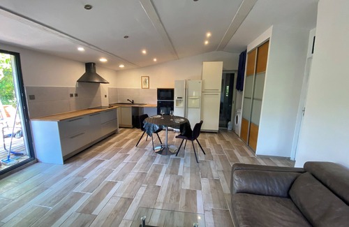 Draguignan Villa | Idyllic Cottage Retreat with Garden and Ocean Views