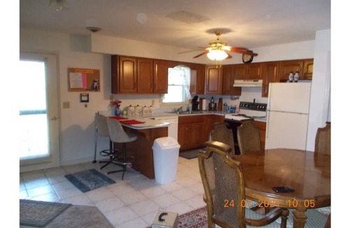 Stamping Ground House | Relaxing Country Escape: Grandma's Duplex with Kitchen & Breakfast
