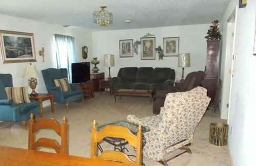 Stamping Ground House | Relaxing Country Escape: Grandma's Duplex with Kitchen & Breakfast