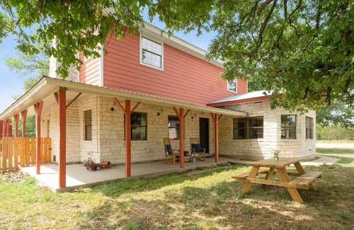 Oatmeal House | Quiet country charm 4-bedroom home with nature all around