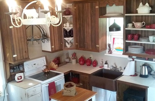Ledbetter Cottage | Serene Country Cottage with Breakfast and Kitchen Amenities