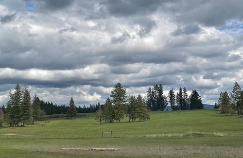 Hayden House | Tranquil Rimrock Retreat: Child-Friendly Getaway Awaits