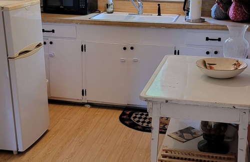 Woodville Cabin | Serene Rustic Cabin Retreat with Family & Pet-Friendly Amenities