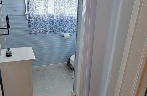 Woodville Cabin | Serene Rustic Cabin Retreat with Family & Pet-Friendly Amenities