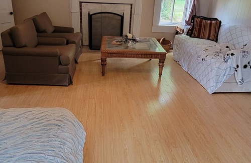Woodville Cabin | Serene Rustic Cabin Retreat with Family & Pet-Friendly Amenities