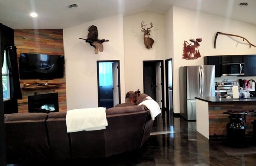 Chapman House | Tranquil Retreat Near Milford Lake for Family Getaways