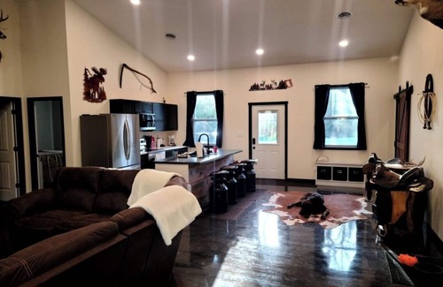 Chapman House | Tranquil Retreat Near Milford Lake for Family Getaways