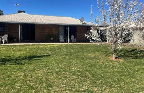 Mildura House | Quiet court easy stroll shops 500 metres from Centro