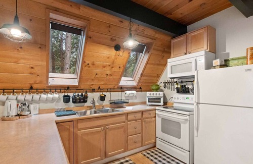 Shingletown Cabin | Cozy A-Frame Cabin with Spa Near Mount Lassen National Park