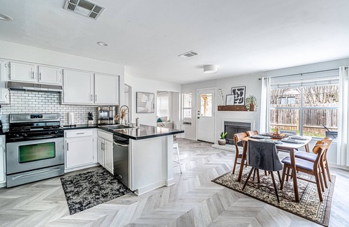 Hunter's Chase House | Cozy Home Near The Domain with BBQ, FirePit & Spa