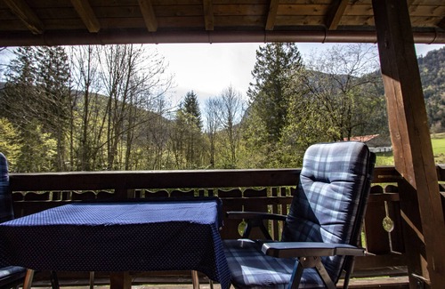 Weissbach an der Alpenstrasse Apartment | Serene Apartment with Balcony, Breakfast & Child-Friendly Care
