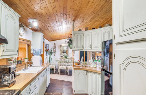 Dolan Springs Cottage | Quiet Dolan Springs Home w/Patio, Mountain Views!