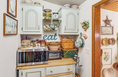 Dolan Springs Cottage | Quiet Dolan Springs Home w/Patio, Mountain Views!