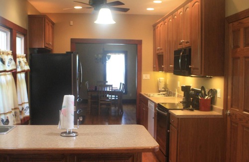 Atchison House | Serene Family Retreat with Breakfast & Full Kitchen