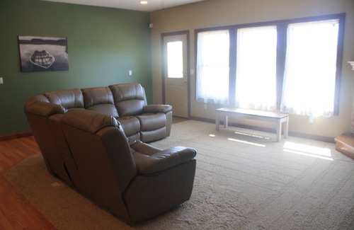 Atchison House | Serene Family Retreat with Breakfast & Full Kitchen