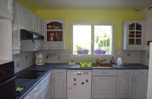 Crach House | Cozy Family Retreat Steps from Quiberon Bay & Morbihan Gulf