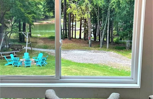 Henderson House | Tranquil Family Lakefront Escape at Kerr Lake - 10/10 Rating