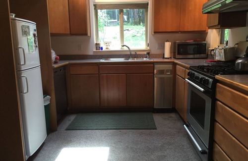 Medford Cottage | Peaceful Forest Retreat: Dog Friendly & Family Welcoming