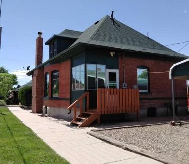 Trinidad Bed & Breakfast | Relaxing Full-Size Bed Near Downtown with Kitchen Access