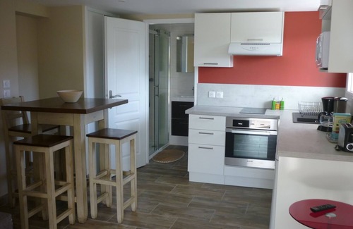 Gap Apartment | Tranquil Studio Retreat with Kitchen, Shops & Parking Nearby
