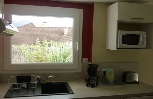 Gap Apartment | Tranquil Studio Retreat with Kitchen, Shops & Parking Nearby