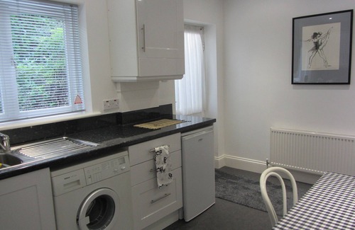 Runnymede Apartment | Tranquil Garden Apartment Near Windsor Great Park - 10/10 Rated