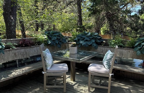 West of Town Apartment | Serene Escape for Two with Ocean View and Breakfast