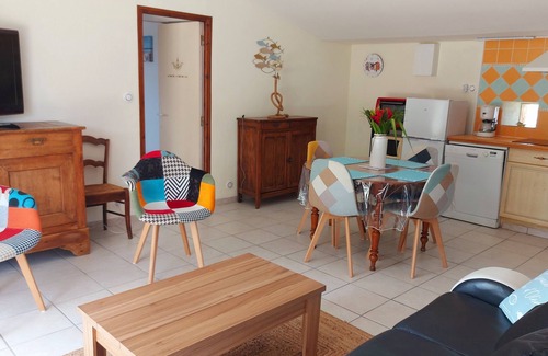Mauzac Cottage | Idyllic Gîte with Pond, Minutes from the Ocean