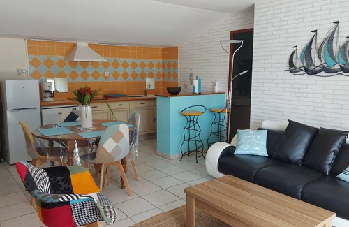 Mauzac Cottage | Idyllic Gîte with Pond, Minutes from the Ocean