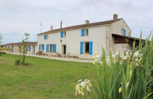 Mauzac Cottage | Idyllic Gîte with Pond, Minutes from the Ocean