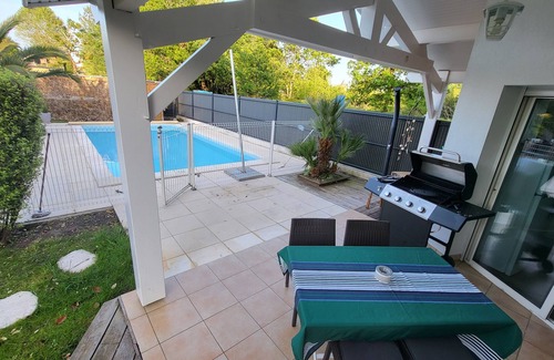 Saubion House | Discover a Tranquil Gîte by the Forest with Pool Access