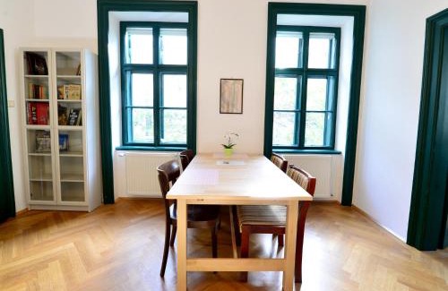 Erdberg Apartment | Serene Retreat with Terrace - Guest Rated 8.8/10