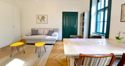 Erdberg Apartment | Serene Retreat with Terrace - Guest Rated 8.8/10