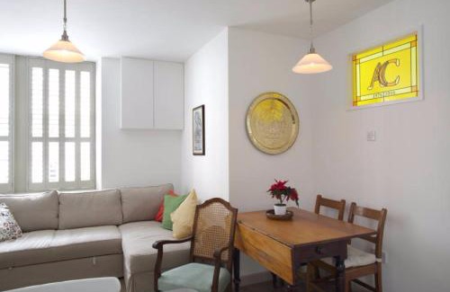 Marchmont Apartment | Serene Ground Floor Mews Flat with Child-Friendly Amenities
