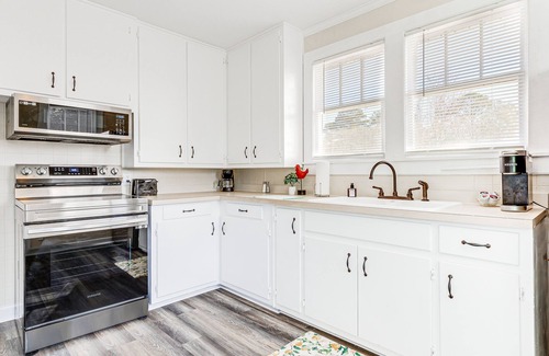 Grove Hill Cottage | Relaxing Grove Hill Cottage with Deck & Spa Amenities