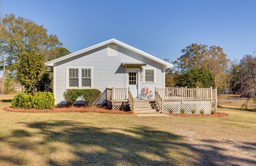 Grove Hill Cottage | Relaxing Grove Hill Cottage with Deck & Spa Amenities