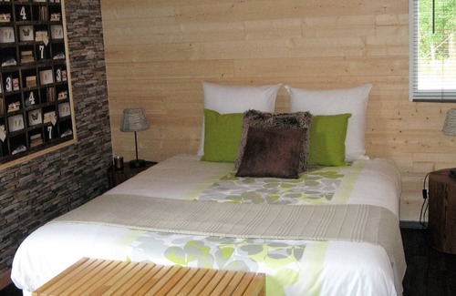 Goven Bed & Breakfast | Cozy Room with Scenic Views of Swin Golf Course
