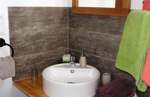 Goven Bed & Breakfast | Cozy Room with Scenic Views of Swin Golf Course